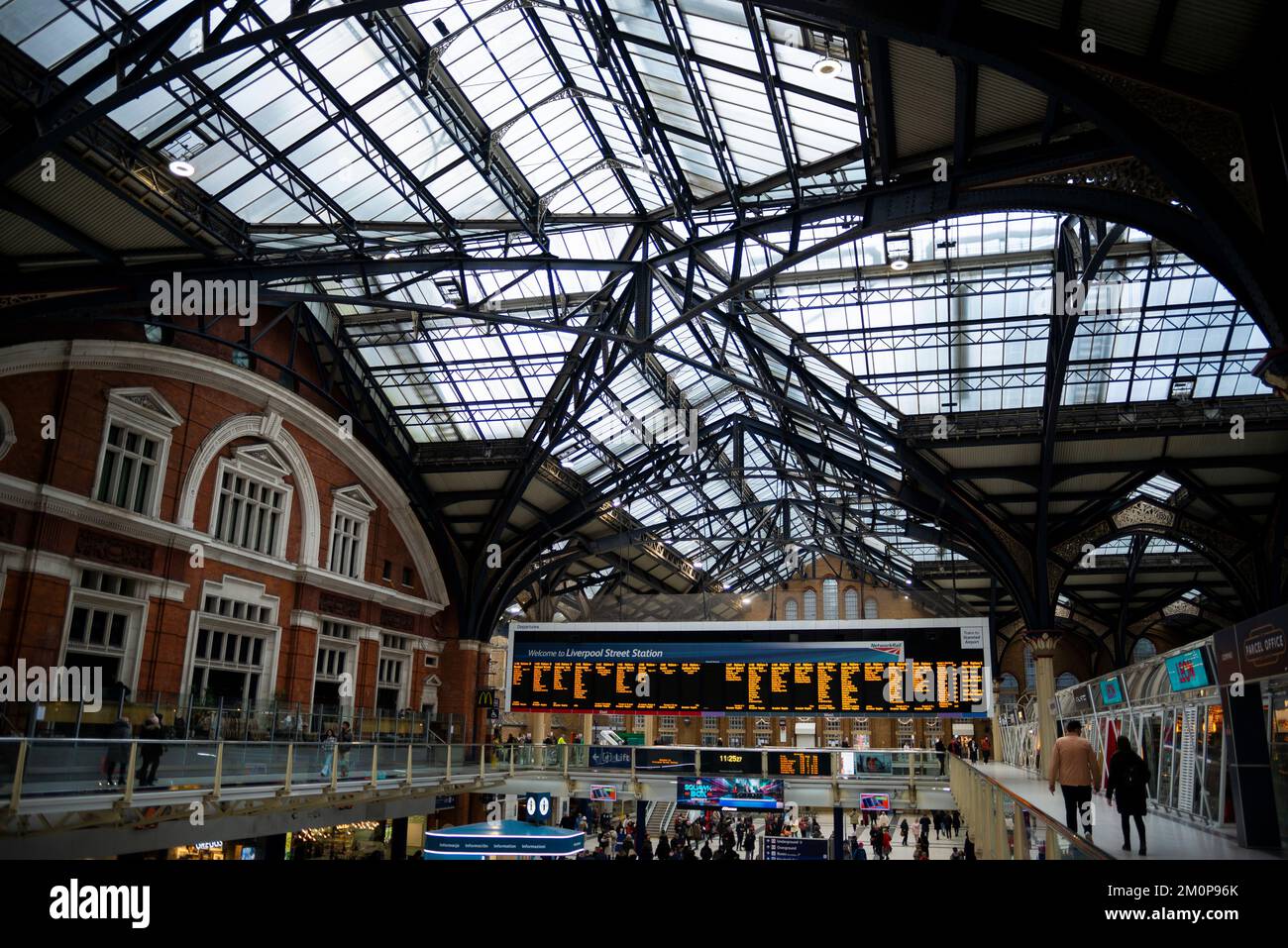 Liverpool Street Station, Londres, Royaume-Uni. Terminus en concourse avec les passagers et à bord de destination. Itinéraires des grandes Anges. Architecture de la structure du toit Banque D'Images