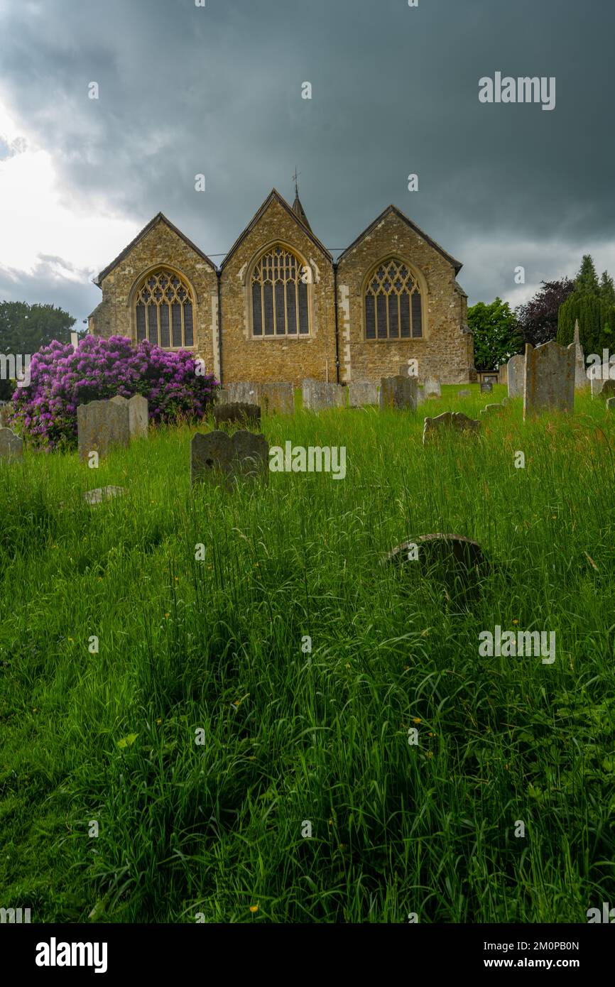 L'église Sainte Marie. La Vierge à Westerham Kent. Avec des nuages de