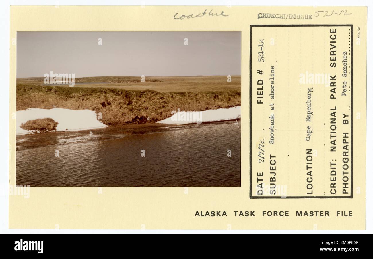 Snowbank sur le rivage. Photographies du Groupe de travail de l'Alaska Banque D'Images