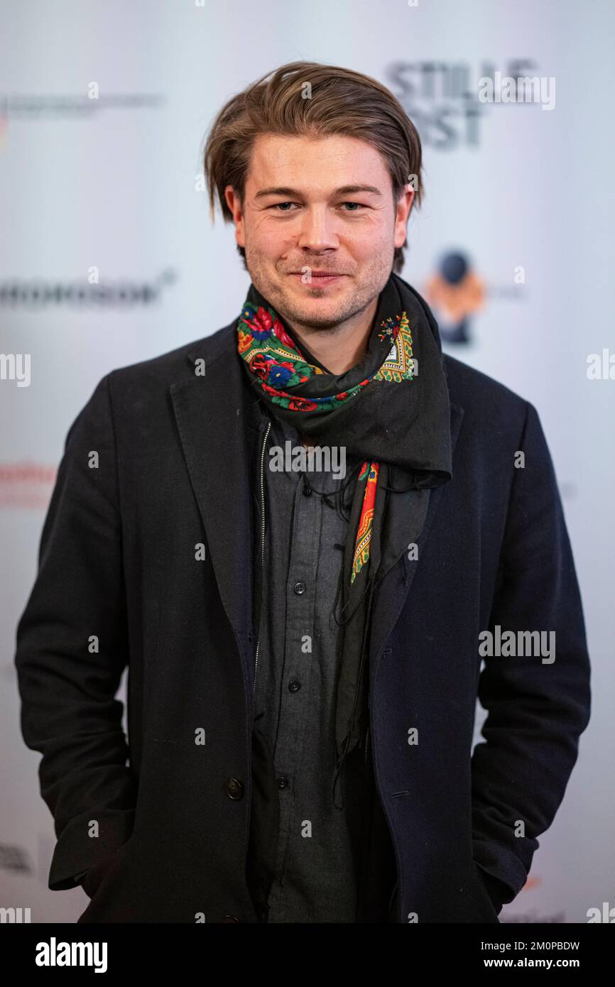 Berlin, Allemagne. 07th décembre 2022. Florian Hoffmann, réalisateur, vient à la projection de 'smille Post' et la discussion de groupe suivante 'Krieg der Bilder' à la Volksbühne Berlin. A l'occasion du film 'mille Post', les journalistes Moreno, Rojkov et Pesmen discuteront de l'information des médias en période de fausses nouvelles et de manipulation d'images. Credit: Fabian Sommer/dpa/Alay Live News Banque D'Images