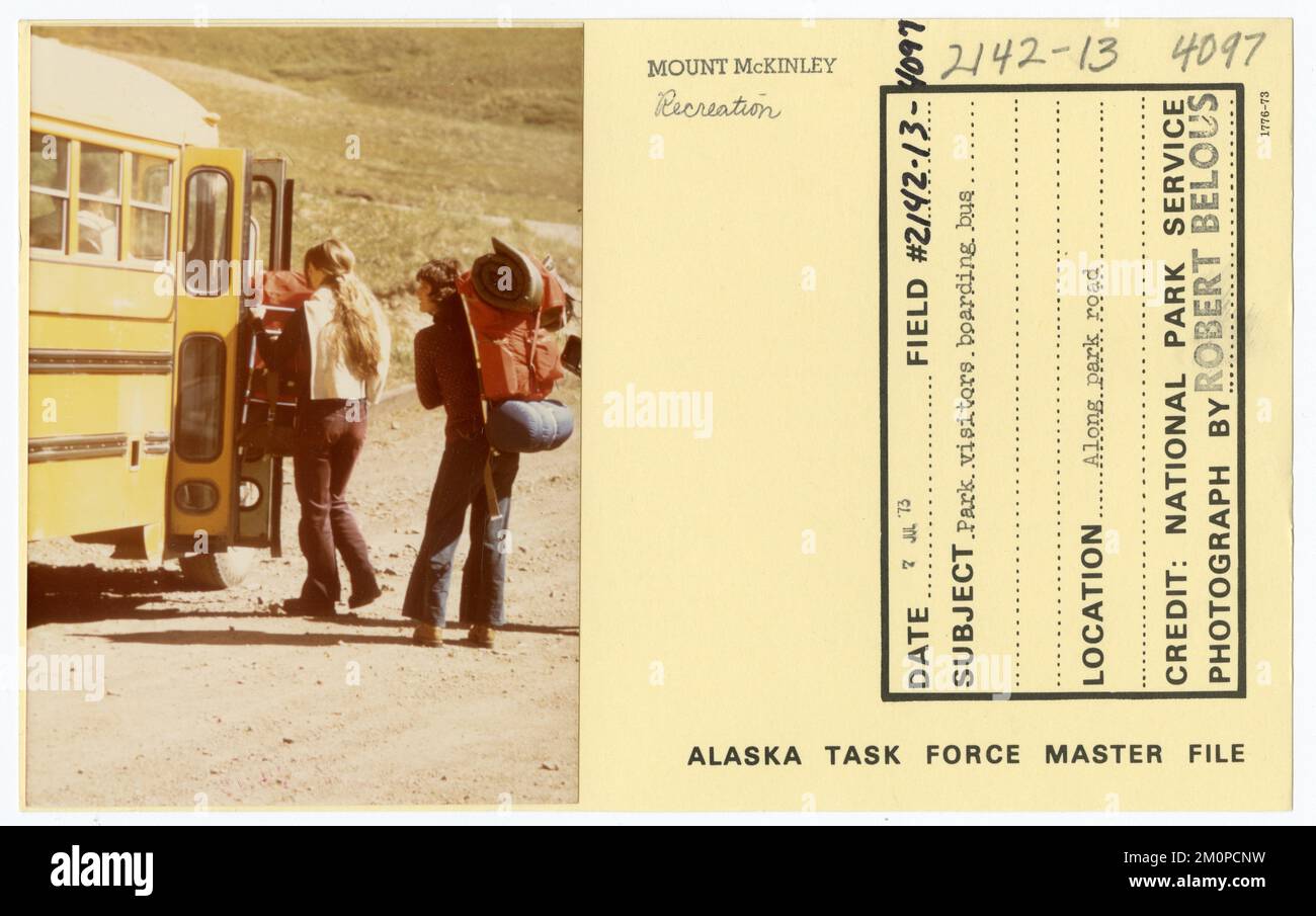 Les visiteurs du parc embarquant en bus. Photographies du Groupe de travail de l'Alaska Banque D'Images