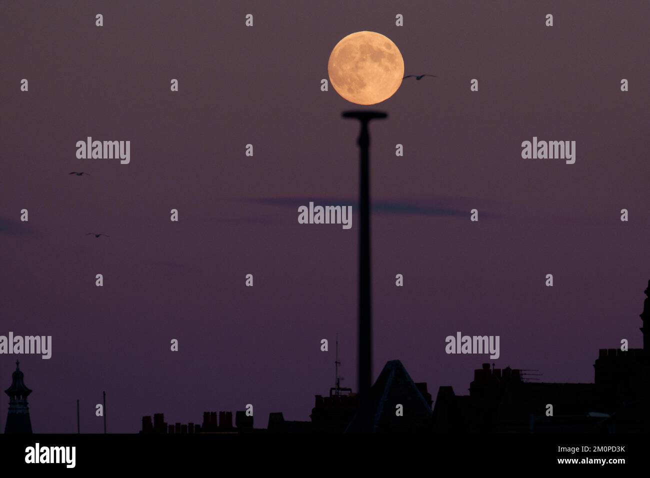 Heysham, Royaume-Uni, 7th décembre 2022. La dernière pleine lune de 2022, connue sous le nom de pleine lune fraise ou de la lune froide, s'élève au-dessus de Heysham dans le Lancashire, au Royaume-Uni. Crédit : Jon Super/Alay Live News. Banque D'Images