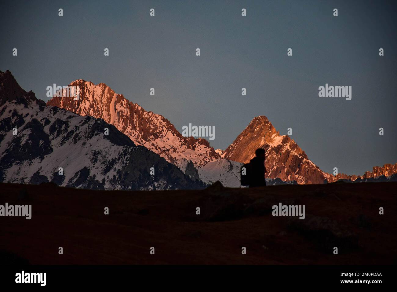 Sonamarg, Cachemire, Inde. 4th décembre 2022. Un visiteur est silhoueté contre la montagne enneigée pendant le coucher du soleil à Sonamarg, environ 100kms au nord-est de Srinagar, la capitale estivale de Jammu-et-Cachemire. (Image de crédit : © Saqib Majeed/SOPA Images via ZUMA Press Wire) Banque D'Images