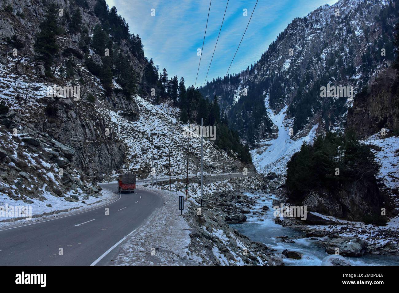 Sonamarg, Cachemire, Inde. 7th décembre 2022. Un camion transportant des marchandises se déplace le long de la route nationale Srinagar-Ladakah pendant une journée hivernale froide à Sonamarg, à environ 100kms au nord-est de Srinagar, la capitale estivale de Jammu-et-Cachemire. (Image de crédit : © Saqib Majeed/SOPA Images via ZUMA Press Wire) Banque D'Images