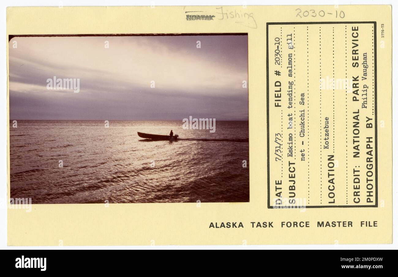 Bateau esquimau qui tend le filet maillant de saumon dans la mer de Chukchi. Photographies du Groupe de travail de l'Alaska Banque D'Images