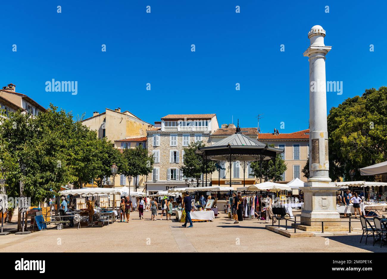 Antibes, France - 4 août 2022 : place nationale, place du marché national et colonne de l'indépendance dans la vieille ville historique d'Antibes Banque D'Images