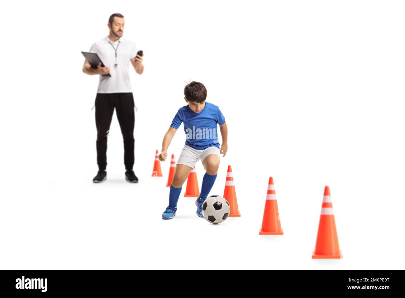 Entraîneur de football mesurant le temps et l'entraînement de garçon avec une balle isolée sur fond blanc Banque D'Images