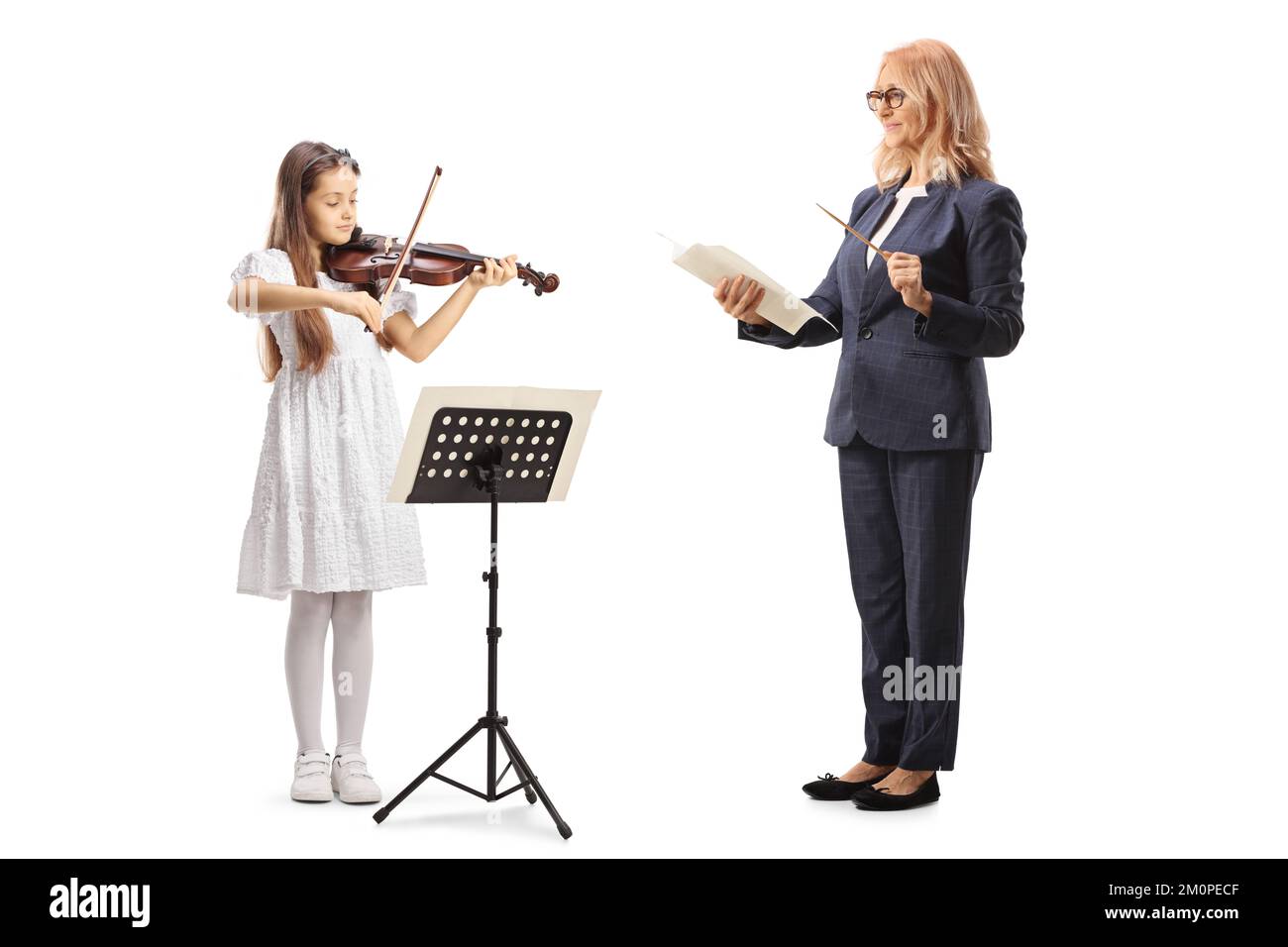 Professeur de musique tenant un bâton et du papier et une fille jouant un violon isolé sur fond blanc Banque D'Images