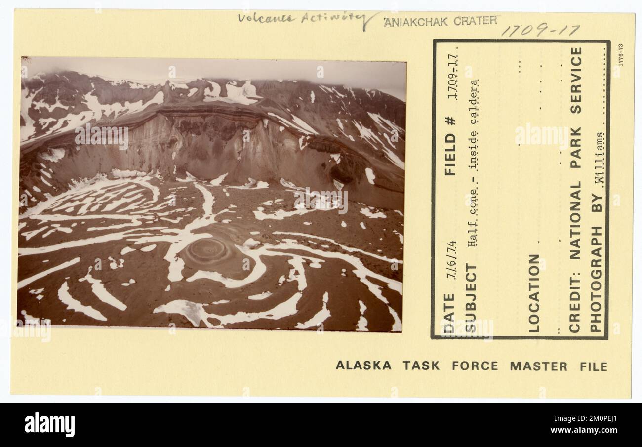 Demi-cône - à l'intérieur de la caldeira. Photographies du Groupe de travail de l'Alaska Banque D'Images