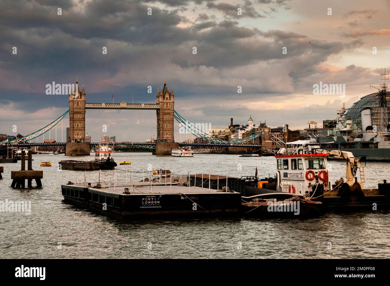 Le Tower Bridge de Londres est un pont combiné de bascule et de