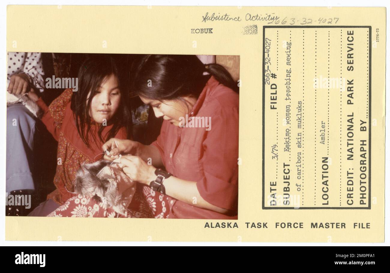 Femme esquimau enseignant la couture de mukluks de peau de caribou. Photographies du Groupe de travail de l'Alaska Banque D'Images