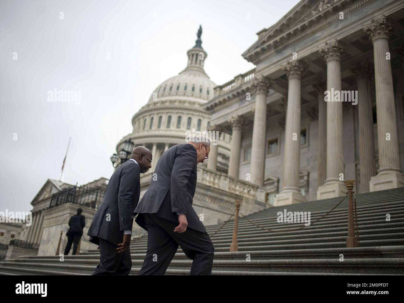 Washington, États-Unis. 07th décembre 2022. Le leader de la majorité au Sénat Chuck Schumer, de New York, salue le sénateur Raphael Warnock, de Géorgie, sur les marches du front est des États-Unis Capitole à Washington, DC mercredi, 7 décembre 2022. La réélection étroite de Warnock mardi soir contre le candidat républicain Herschel Walker a donné aux démocrates une majorité de 51-49 au Sénat. Photo de Bonnie Cash/UPI Credit: UPI/Alay Live News Banque D'Images