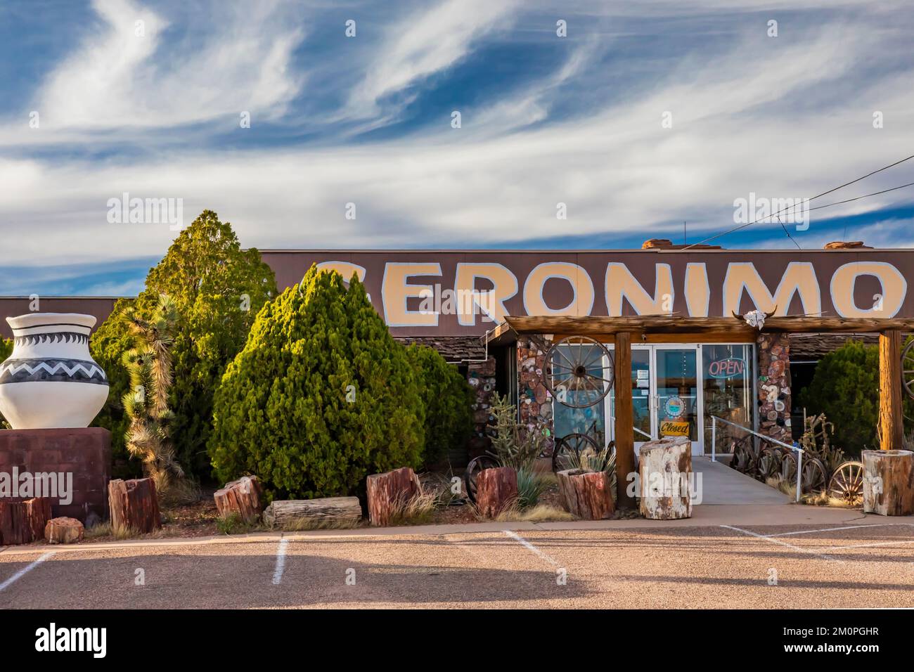 Geronimo Trading Post sur la route 66 près de Holbrook, Arizona, États-Unis [aucune autorisation de propriété ; licence éditoriale uniquement] Banque D'Images