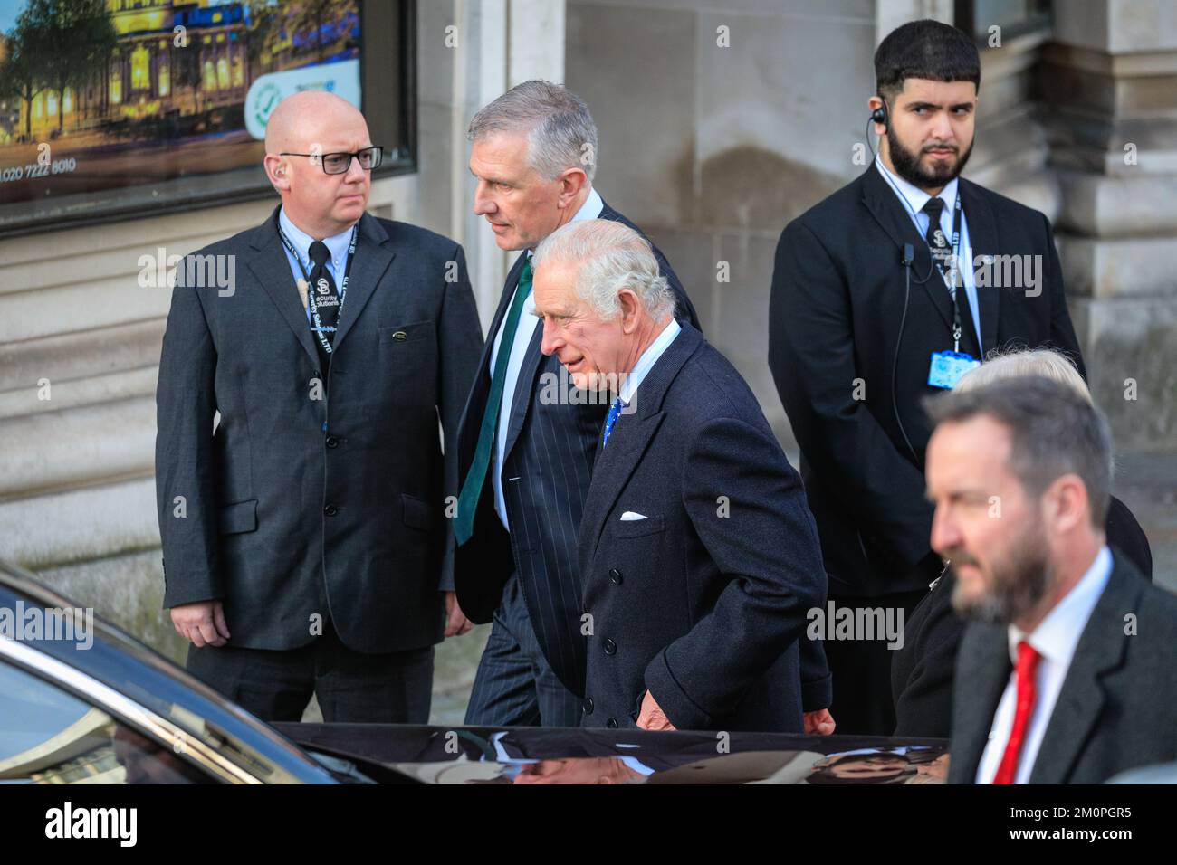 Londres, Royaume-Uni. 07th décembre 2022. Sa Majesté le roi Charles III quitte le Methodist Hall à Westminster. Il s'est rendu à l'occasion d'un engagement pour l'anniversaire 40th de l'entreprise dans la communauté (BITC). Credit: Imagetraceur/Alamy Live News Banque D'Images