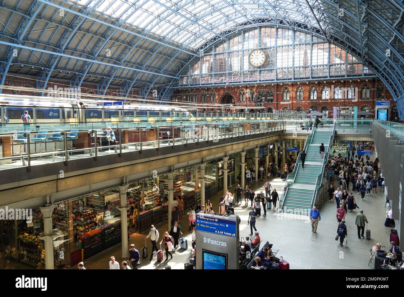 Passagers à la gare internationale de St Pancras, Londres Angleterre Royaume-Uni Banque D'Images