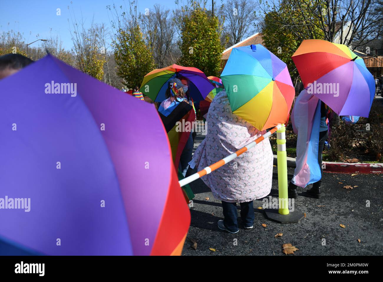 La patrouille parasol à l'extérieur d'un événement Drag Queen Story Hour à Wheaton, Maryland, près de Washington DC. Ils sont là pour protéger les familles Banque D'Images