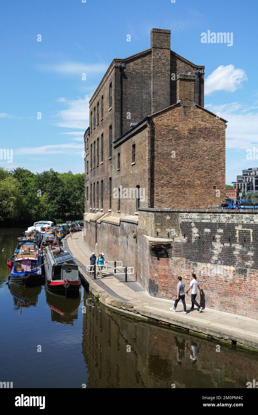 Regent's Canal Outside Coal Drops Yard à King's Cross, Londres Angleterre Royaume-Uni Banque D'Images