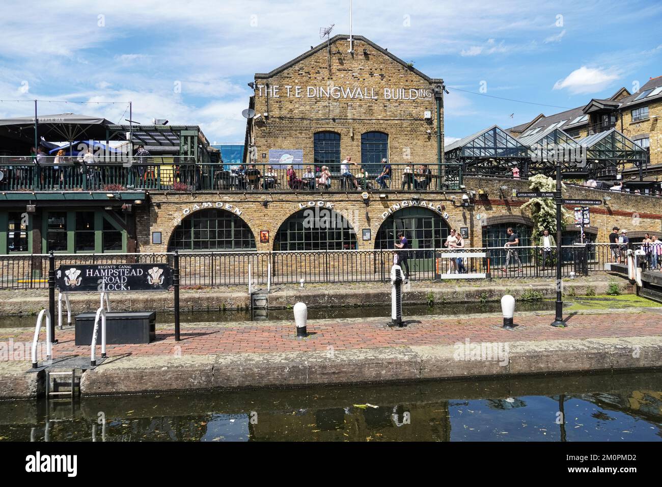 Hampstead Rock Lock ou Camden Lock sur Regents Canal avec Camden Market buildings, Camden Town, Londres Angleterre Royaume-Uni Banque D'Images