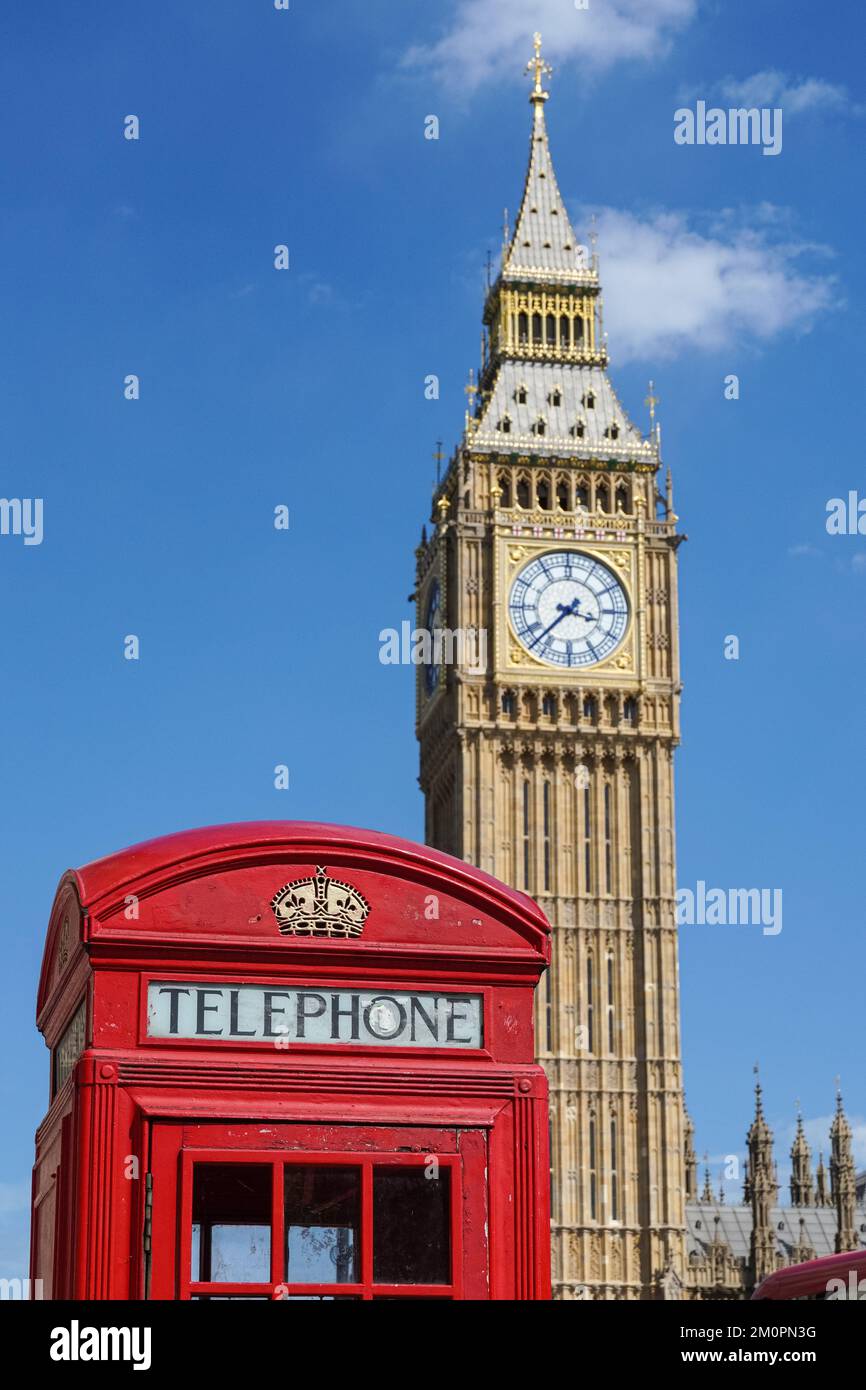 Big Ben et téléphone traditionnel rouge à Londres Angleterre Royaume-Uni Banque D'Images