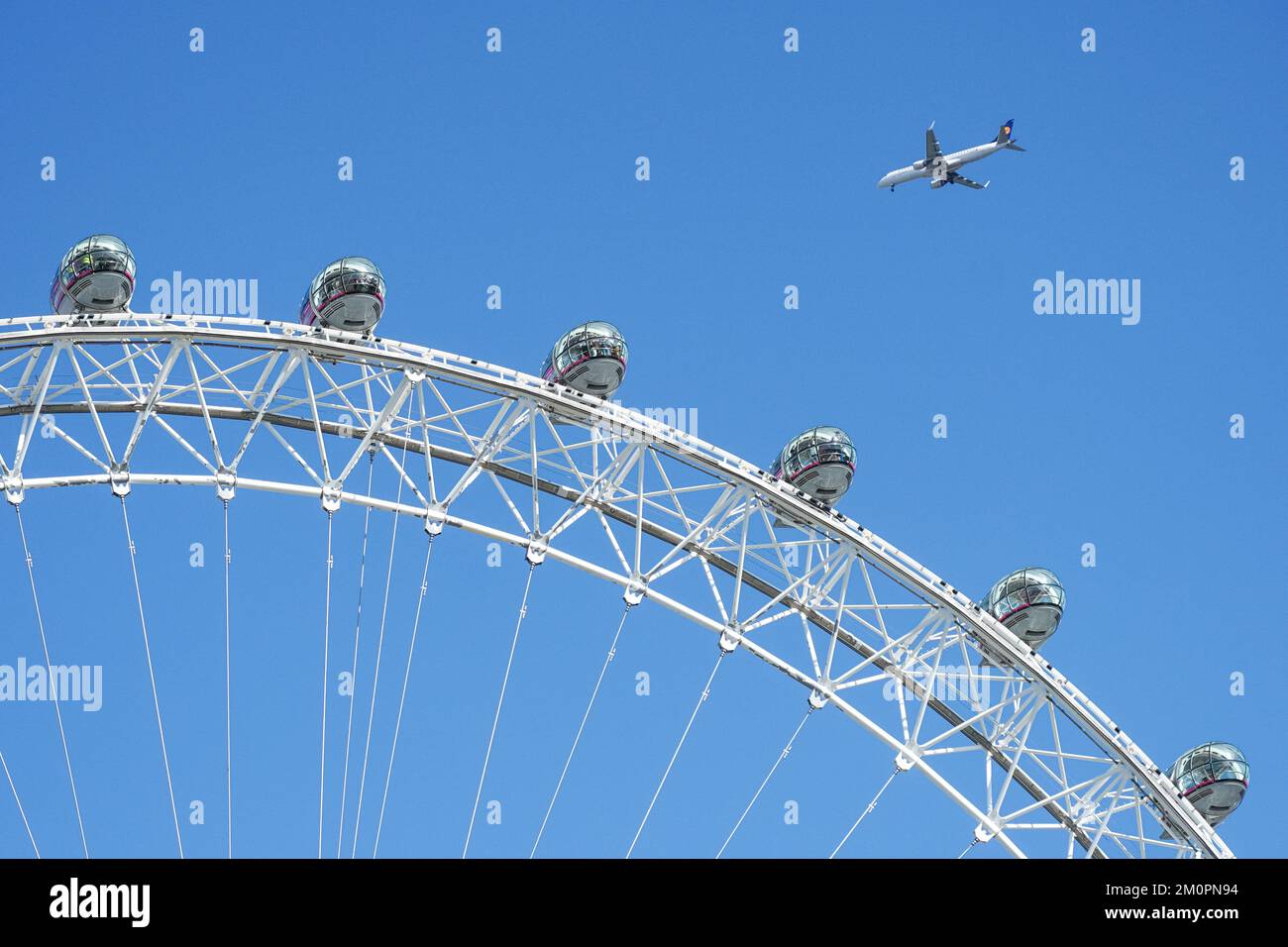 London Eye Ferris Wheel capsules sur ciel bleu clair, Londres Angleterre Royaume-Uni Banque D'Images