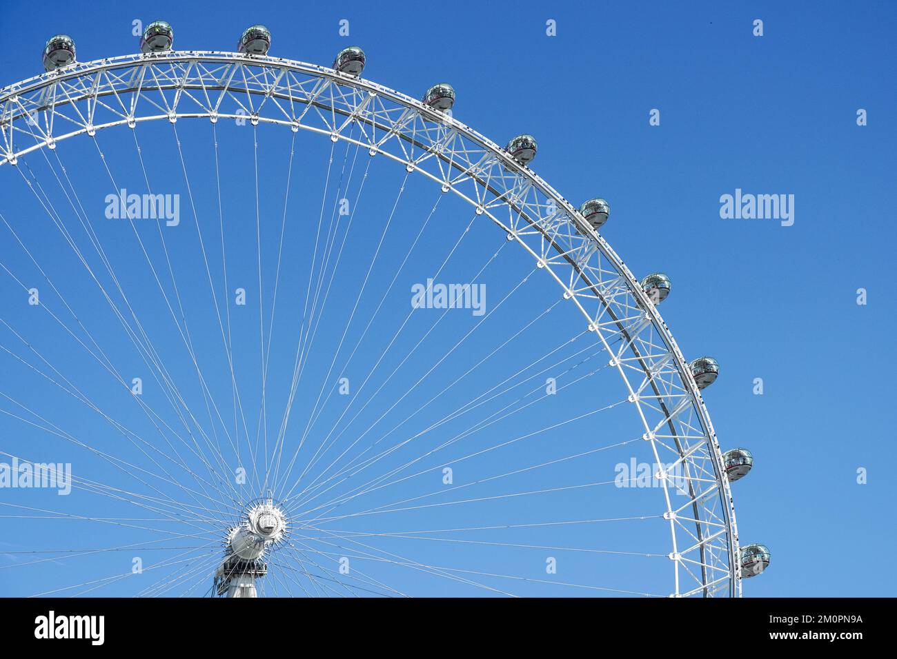London Eye Ferris Wheel capsules sur ciel bleu clair, Londres Angleterre Royaume-Uni Banque D'Images