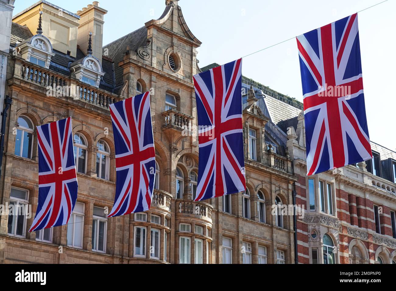 Union Jack, drapeau britannique surplombant la rue à Londres, Angleterre Royaume-Uni Banque D'Images