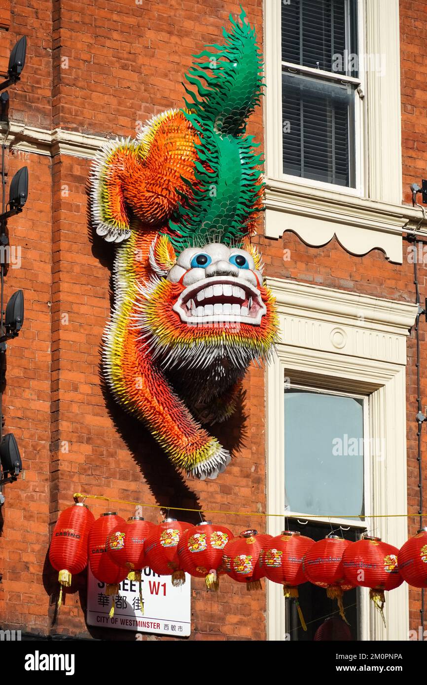 La sculpture du lion sur un mur à Chinatown, Londres Angleterre Royaume-Uni Banque D'Images