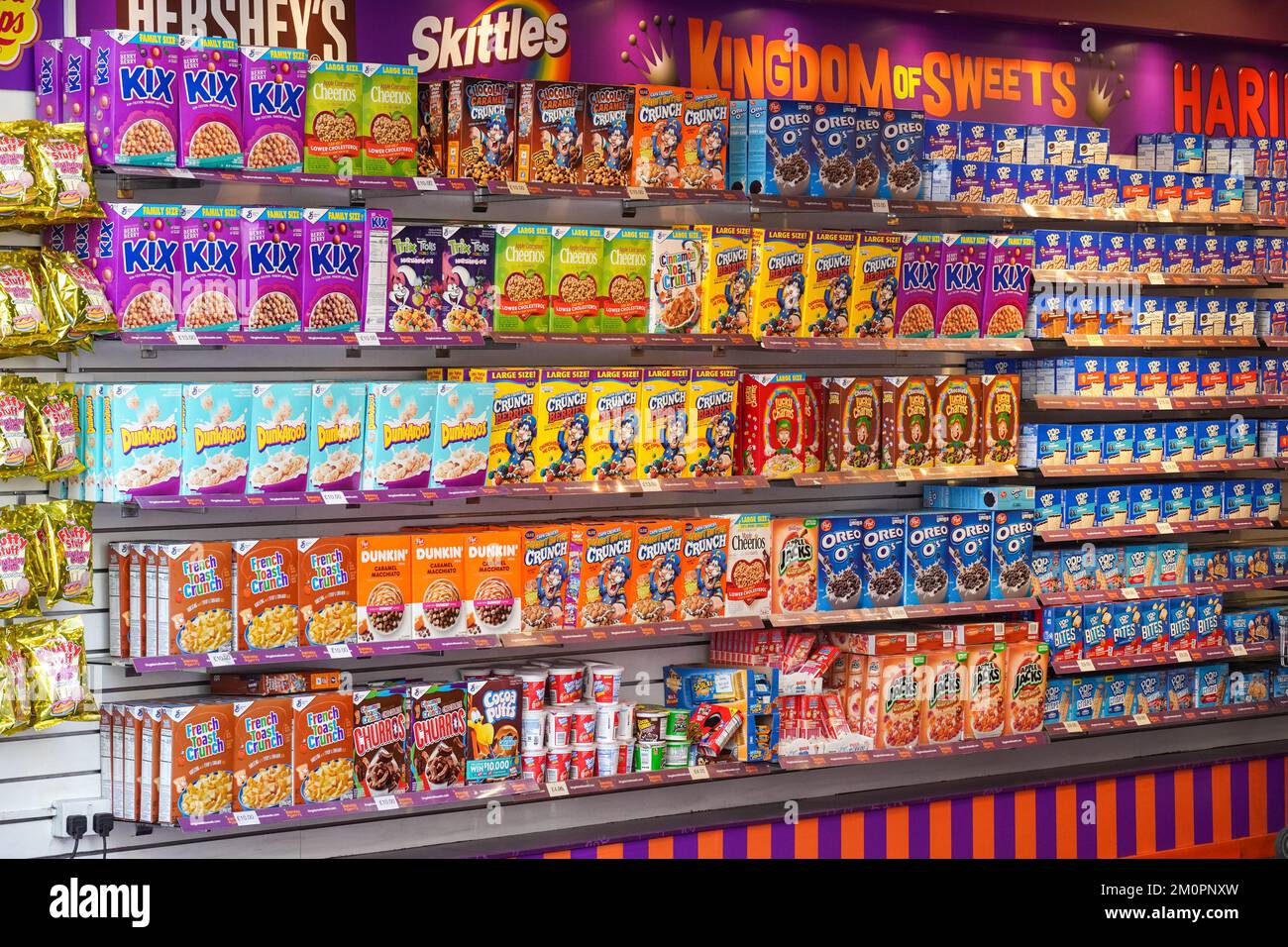 Kingdom of Sweets Shop avec bonbons et aliments sucrés, Londres, Angleterre Royaume-Uni Banque D'Images
