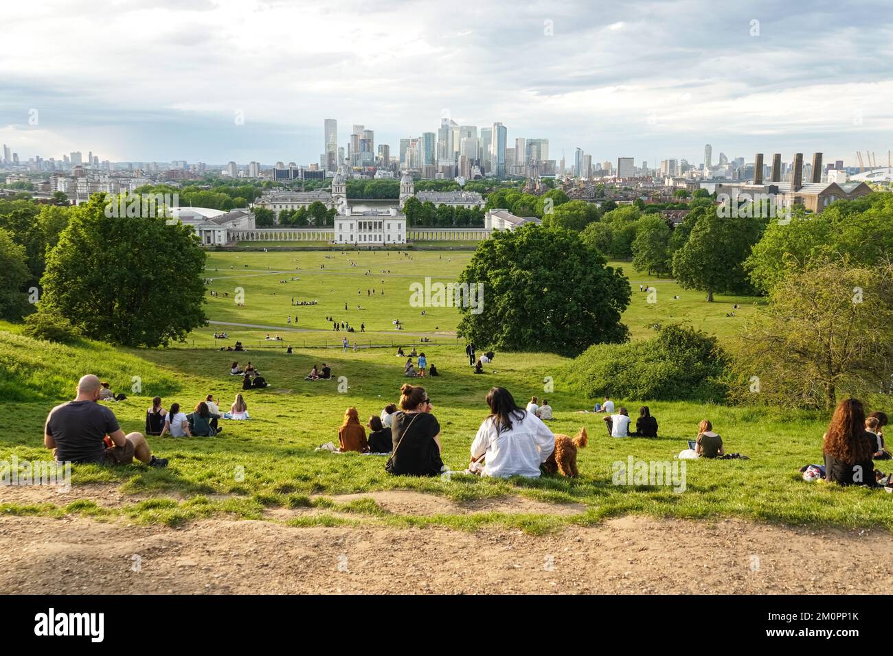 Les jeunes profitent du coucher du soleil à Greenwich Park à Londres, Angleterre, Royaume-Uni Banque D'Images