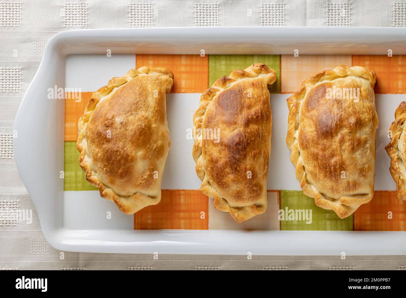 Vue de dessus des empanadas argentines cuites sur un plateau. Banque D'Images