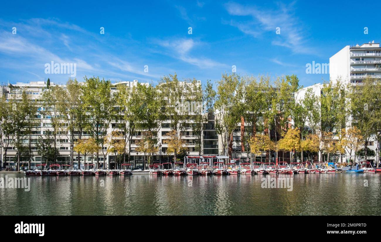 Paris, France, octobre 2022, vue sur les bateaux électriques à louer par Marin d'eau douce une compagnie sur le bassin de Villette. Banque D'Images
