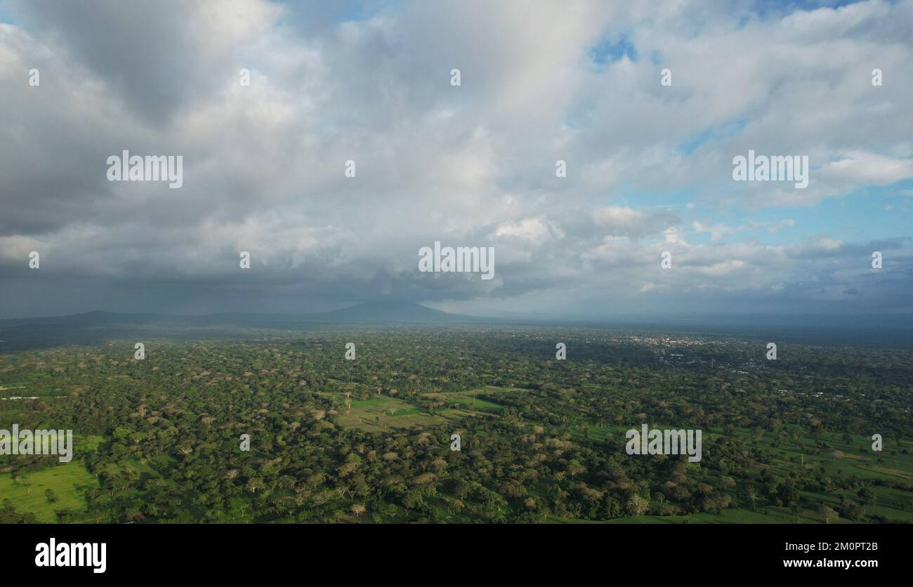 Paysage vert du Nicaragua avec des nuages sur ciel vue aérienne de drone Banque D'Images