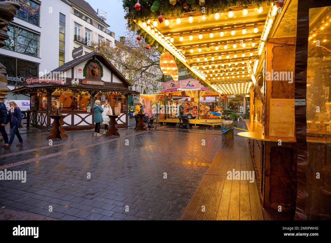 BONN, ALLEMAGNE - 6 DÉCEMBRE 2022 : carrousel et stands de nourriture à un marché de Noël Banque D'Images