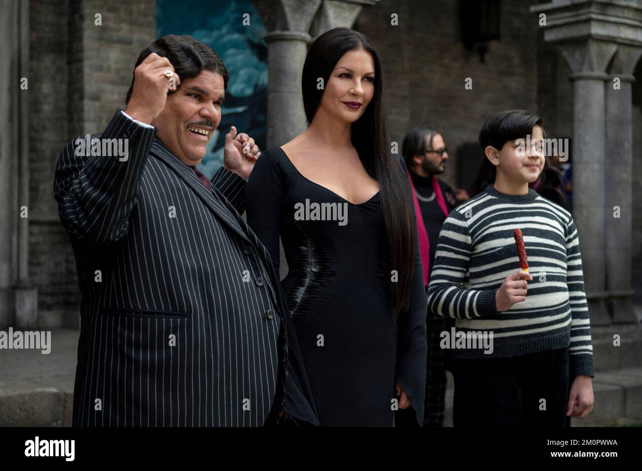 L enfant Du Mercredi Est Plein De Malheur MERCREDI, de gauche à droite: Luis Guzman, Catherine Zeta-Jones, Issac  Ordonez, 'vous Reap ce que vous malheur', (saison 1, ep. 105, diffusée le  23 novembre 2022). Photo: ©Netflix / Courtesy Everett Collection Photo  Stock - Alamy