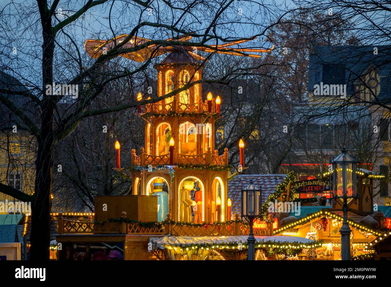 BONN, ALLEMAGNE - 6 DÉCEMBRE 2022 : une pyramide de Noël illuminée