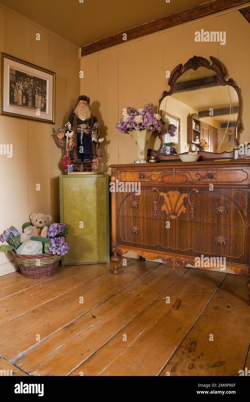 Commode antique et objets décoratifs dans la chambre d'hôtes à l'étage à  l'intérieur de l'ancienne maison en pierre de style cottage Canadiana 1850,  Québec, Canada. THI Photo Stock - Alamy