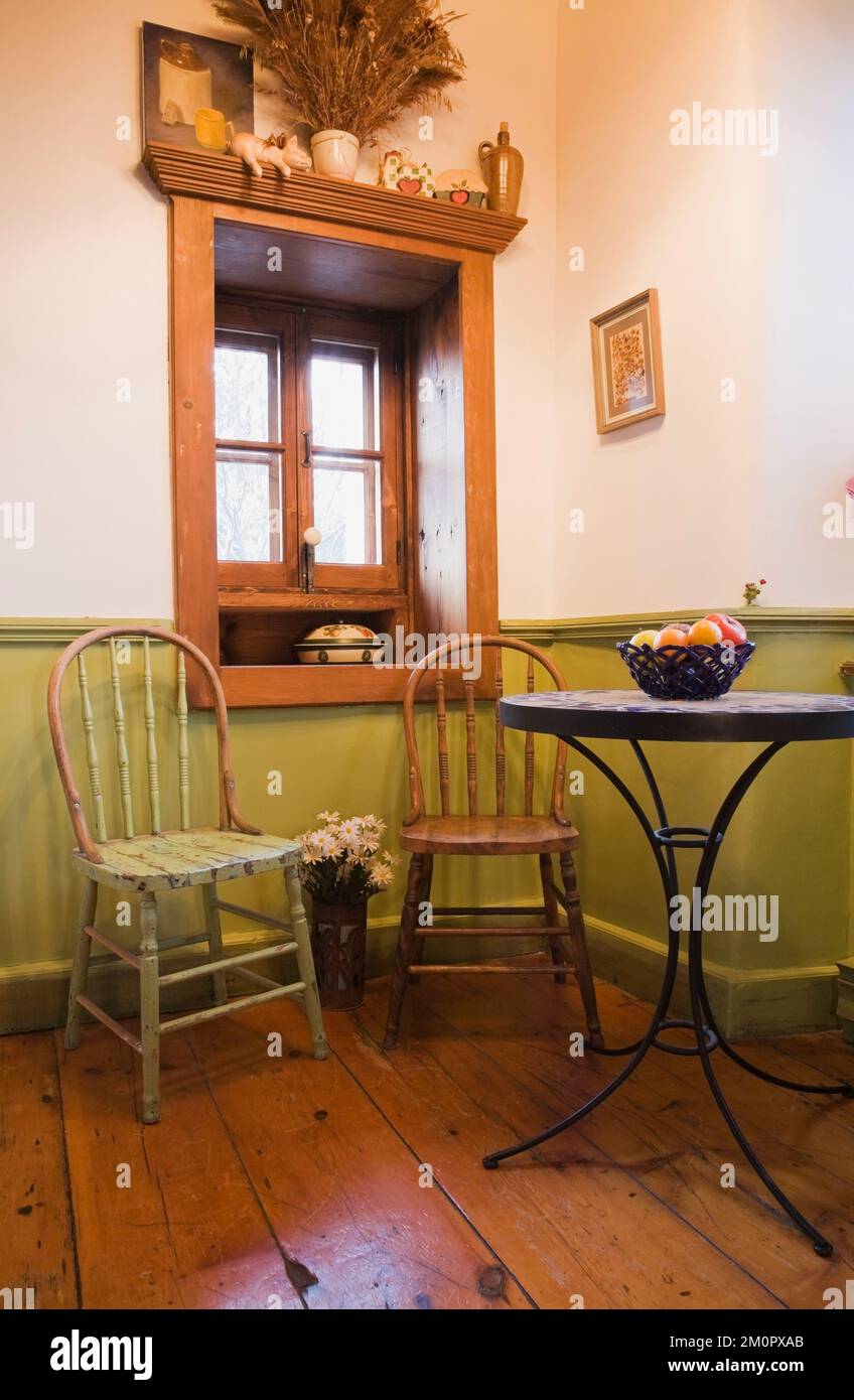 Chaises en bois et table anciennes dans la cuisine à l'intérieur de  l'ancienne maison en pierre de style chalet Canadiana de 1850, Québec,  Canada. Cette image est la propriété validée. P Photo