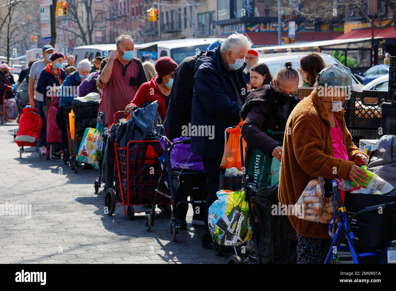 Les gens dans un garde-manger dans le quartier East Village de Manhattan, 19 mars 2022. Le garde-manger est géré par Hope for the future Ministries. Banque D'Images