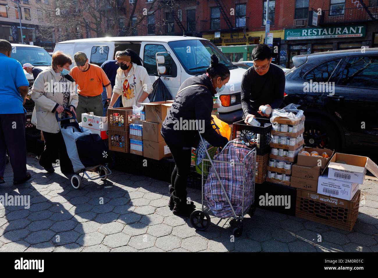 Les gens dans un garde-manger dans le quartier East Village de Manhattan, 19 mars 2022. Le garde-manger est géré par Hope for the future Ministries. Banque D'Images