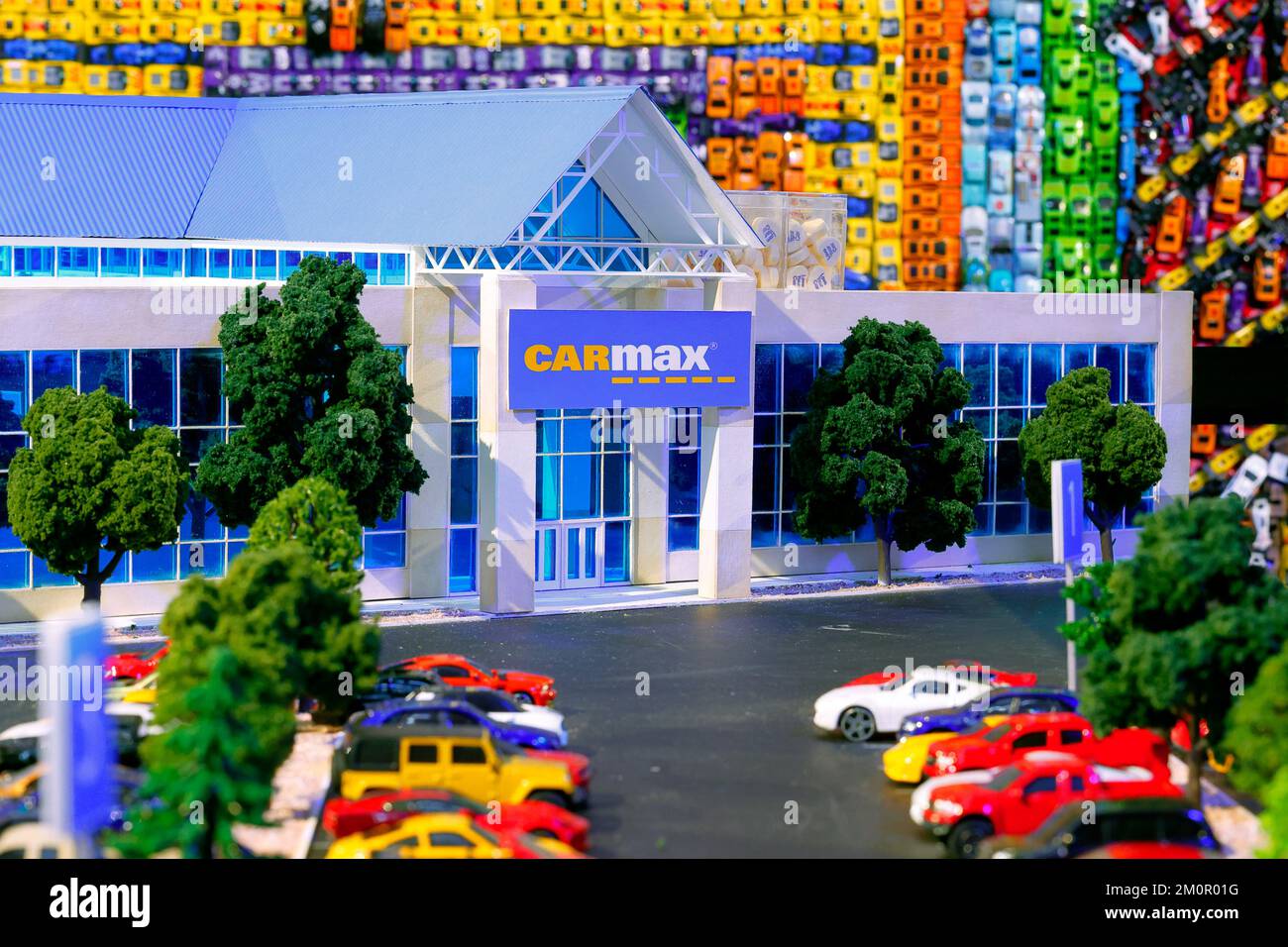 Un modèle à échelle miniature d'un parc de voitures d'occasion CarMax