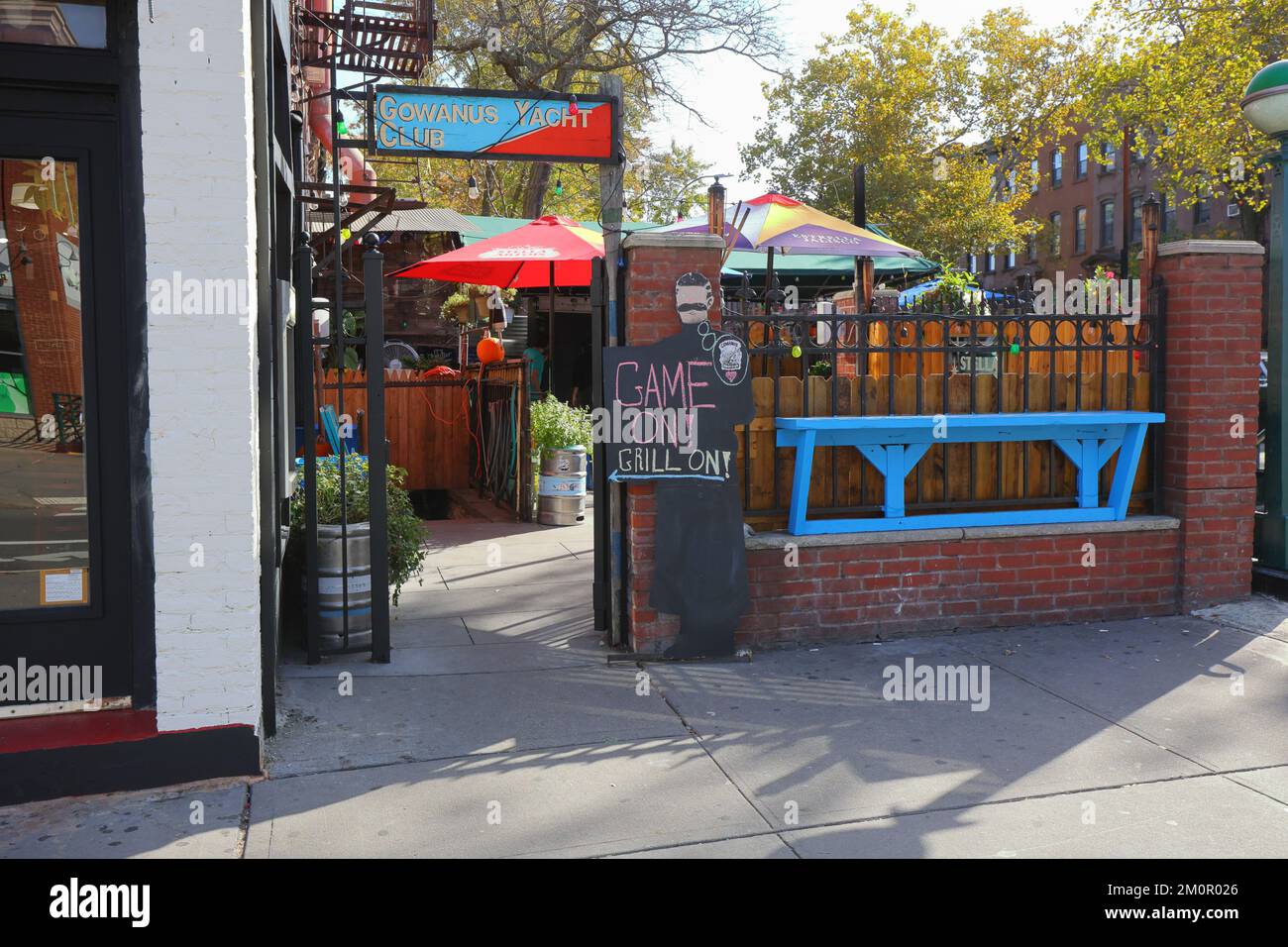 Gowanus Yacht Club, 323 Smith St, Brooklyn, New York, New York, New York photo d'un jardin extérieur de bière dans le quartier de Gowanus. Banque D'Images