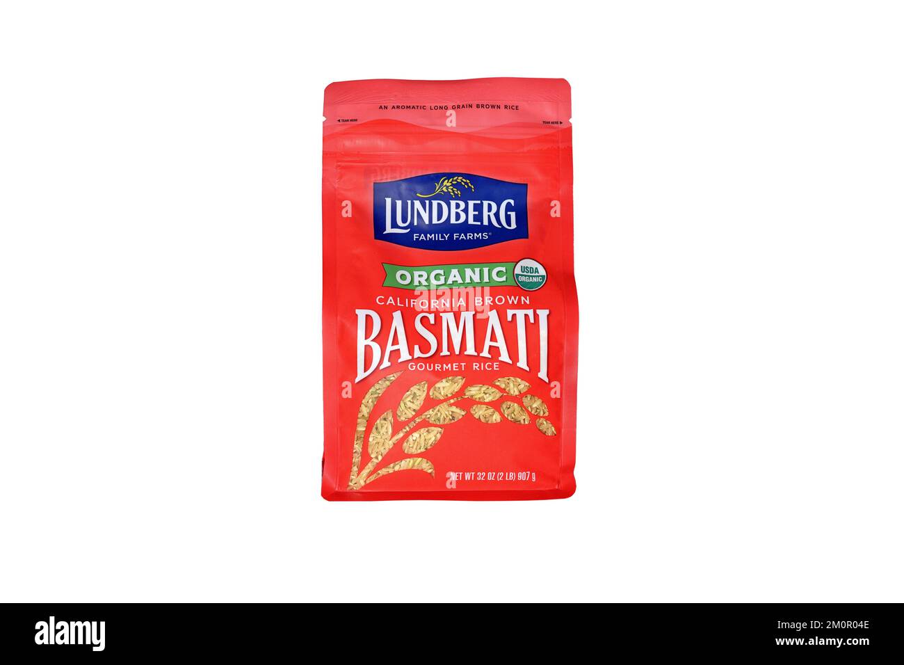 Un sac de riz Basmati biologique de Californie brun de la famille Lundberg Farms isolé sur fond blanc. image découpée pour illustration et usage éditorial. Banque D'Images