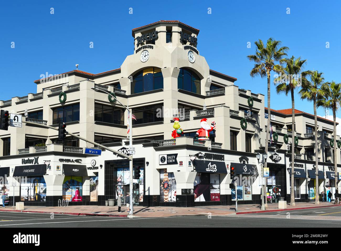 HUNTINGTON BEACH, CALIFORNIE - 7 DEC 2022 : planches de surf Jack à l'intersection de PCH et main Street. Banque D'Images