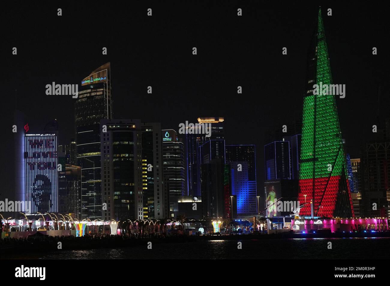 DOHA (QATAR), 12/07/2022 - FOOTBALL/TOURISME/LOISIR/COUPE DU MONDE QATAR - Skyscraper affiche un message avec l'expression nous vous aimons (nous vous aimons) en l'honneur de Pele, considéré comme le roi du football, en ce mercredi (08), l'un des jours de pause de la coupe du monde. Photo par Alexandre Brum/AG. Cadre 31119 (Alexandre Brum/AG. Enquadrar/SPP) crédit: SPP Sport presse photo. /Alamy Live News Banque D'Images