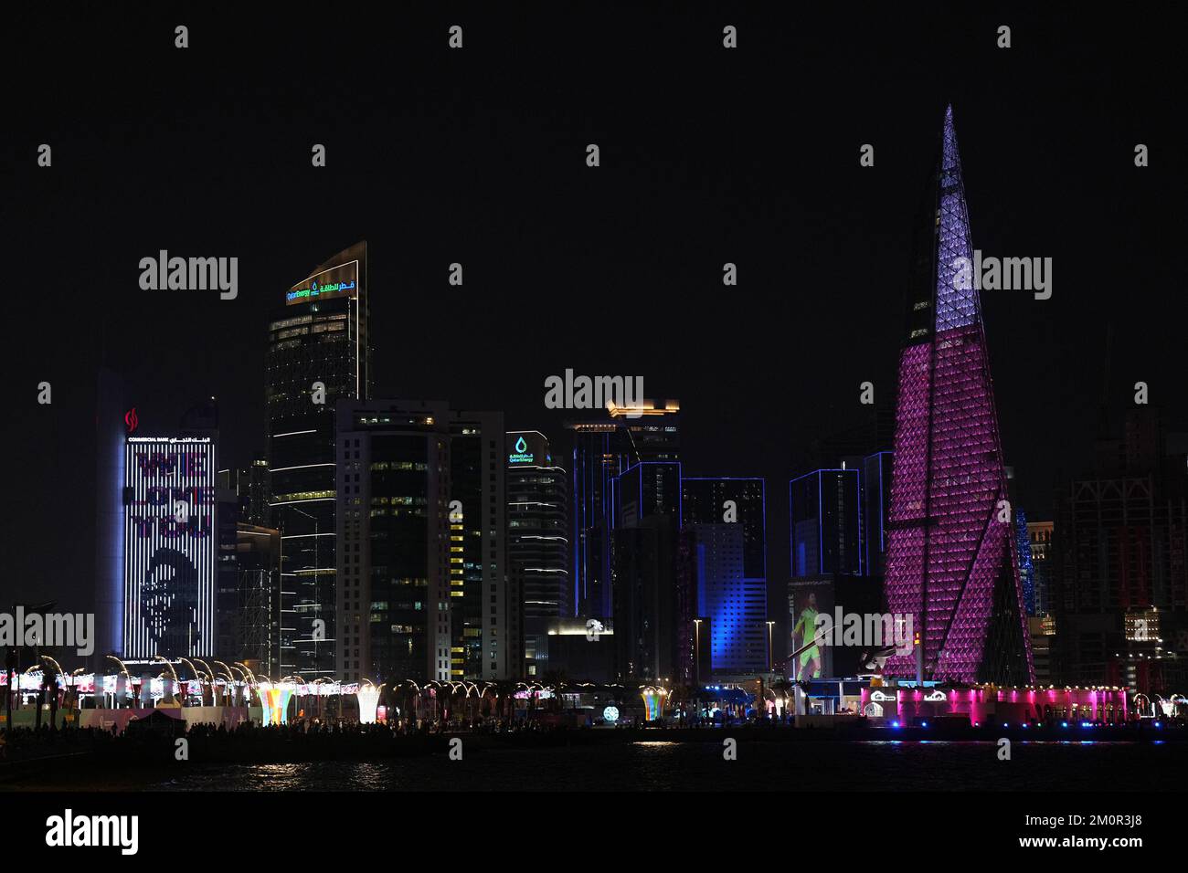 DOHA (QATAR), 12/07/2022 - FOOTBALL/TOURISME/LOISIR/COUPE DU MONDE QATAR - Skyscraper affiche un message avec l'expression nous vous aimons (nous vous aimons) en l'honneur de Pele, considéré comme le roi du football, en ce mercredi (08), l'un des jours de pause de la coupe du monde. Photo par Alexandre Brum/AG. Cadre 31119 (Alexandre Brum/AG. Enquadrar/SPP) crédit: SPP Sport presse photo. /Alamy Live News Banque D'Images