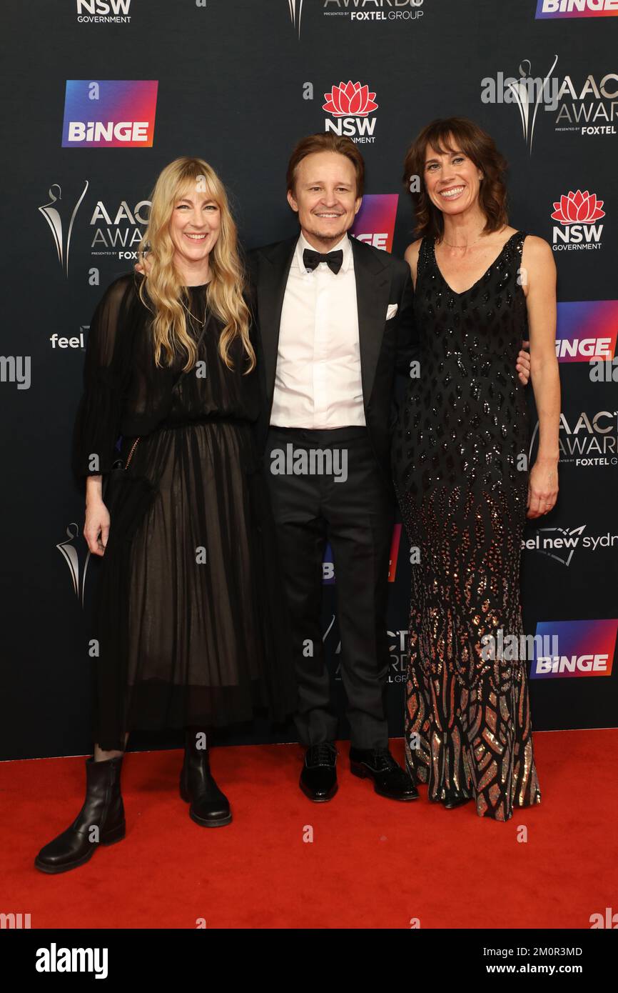 Sydney, Australie. 7th décembre 2022 : Damon Herriman (C) et Jackie van Beek (R) assistent aux Prix AACTA 2022 au Pavillon Hordern. Credit: Richard Milnes/Alamy Live News Banque D'Images