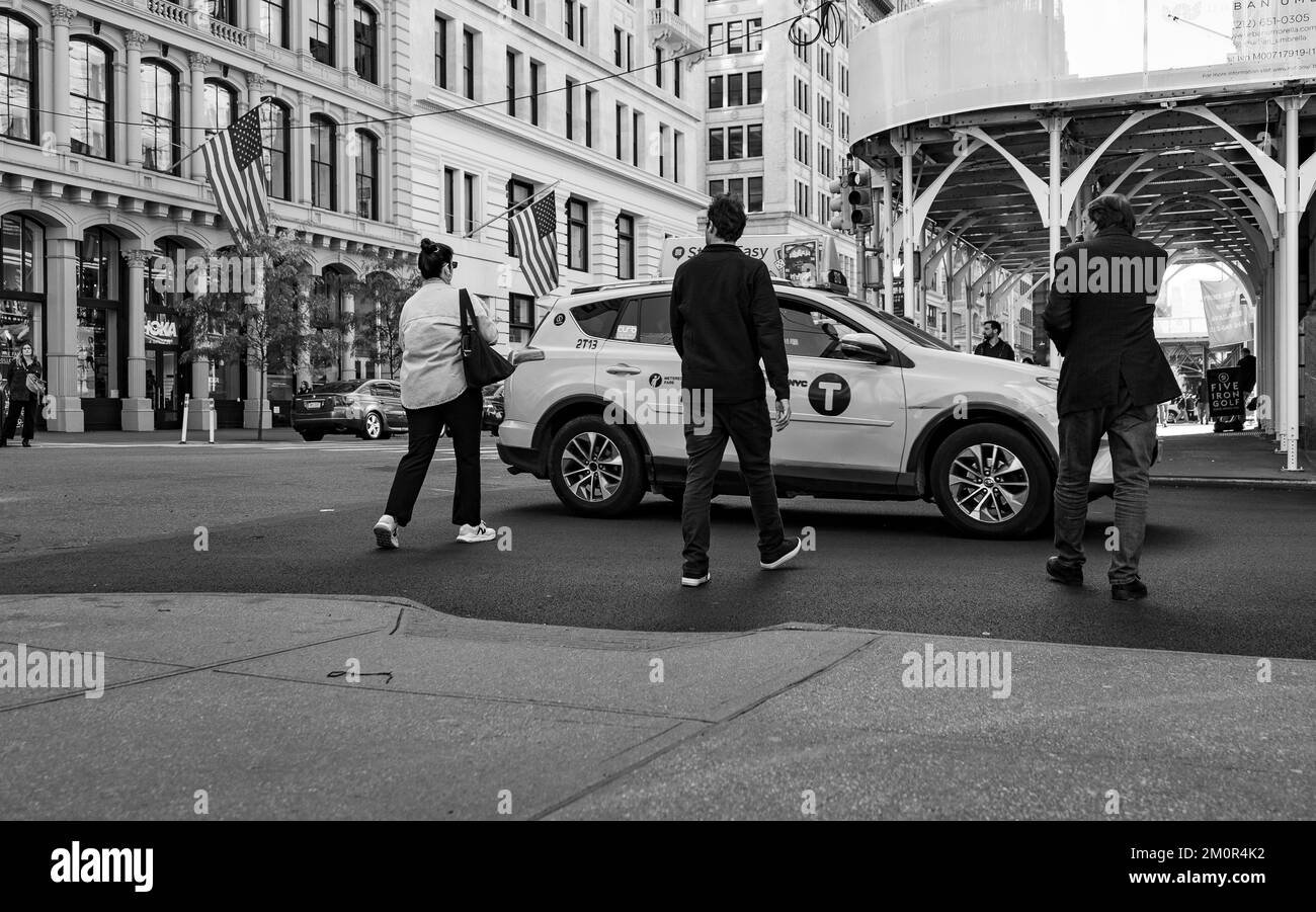 Personnes traversant la rue dans Midtown Manhattan, New York City, États-Unis. Photographie urbaine, photo noir et blanc. Banque D'Images