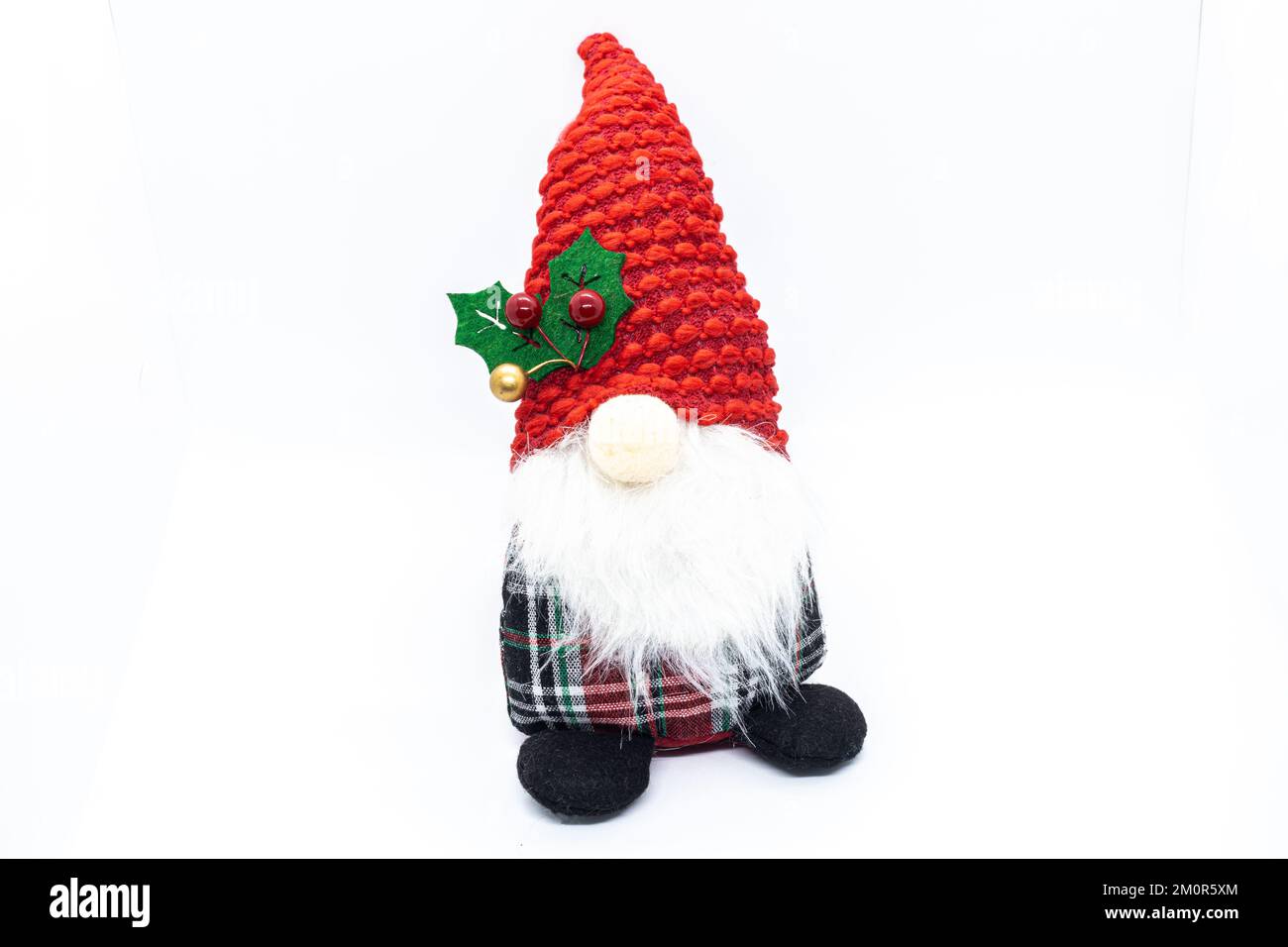 Gnome de Noël avec chapeau rouge sur fond blanc. Banque D'Images