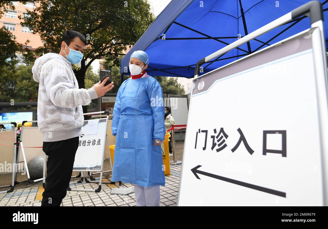 GUIYANG, CHINE - 8 DÉCEMBRE 2022 - le personnel médical vérifie le certificat de test négatif de 48 heures d'acide nucléique d'un patient dans un hôpital de Guiyang, Guizhou p Banque D'Images