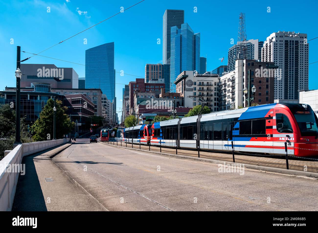 Houston, TX - 30 octobre 2022 : lignes de métro de Houston en direction du nord et du sud sur main Street à Houston, Texas. Banque D'Images